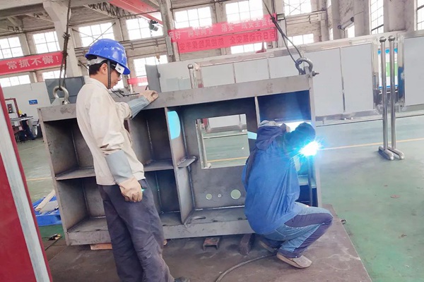 軍通公司上下開(kāi)啟“加速”模式，全面復(fù)工復(fù)產(chǎn)，全力向奮戰(zhàn)三季度、完成全年4.6億的目標(biāo)任務(wù)發(fā)起沖刺。重慶機(jī)電集團(tuán)供圖