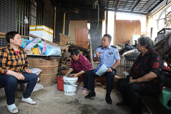 余俊在走訪工作中。