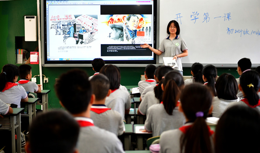 《紅色經(jīng)典故事繪本》進(jìn)課堂。周舸攝