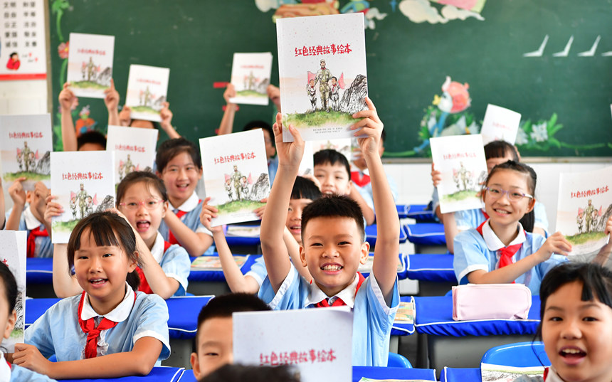 《紅色經(jīng)典故事繪本》進(jìn)課堂。周舸攝