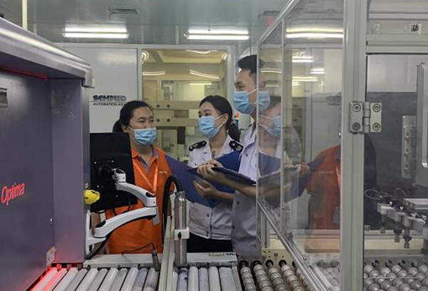 重慶兩路寸灘保稅港區(qū)稅務(wù)局工作人員前往企業(yè)了解生產(chǎn)經(jīng)營情況，宣傳相關(guān)國際稅收政策。熊玉婷攝