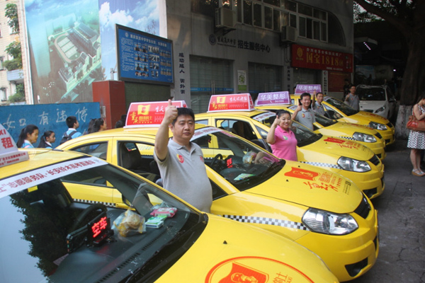 雷鋒的士愛(ài)心送考。重慶市民政局供圖