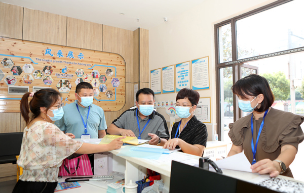 聯(lián)合執(zhí)法人員在校外培訓(xùn)機(jī)構(gòu)檢查。陳仕川攝