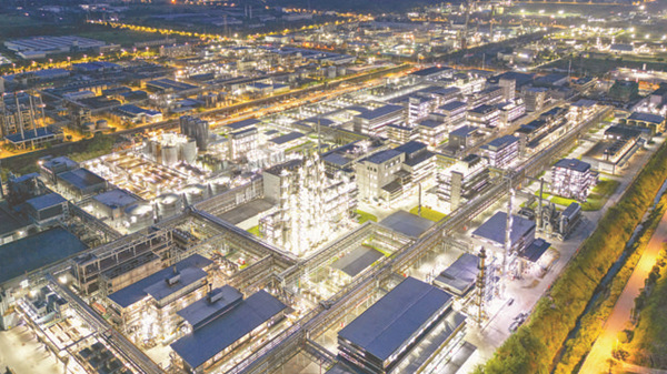 廣安經(jīng)濟(jì)技術(shù)開(kāi)發(fā)區(qū)新橋化工園區(qū)夜間生產(chǎn)景象。廣安市委宣傳部供圖