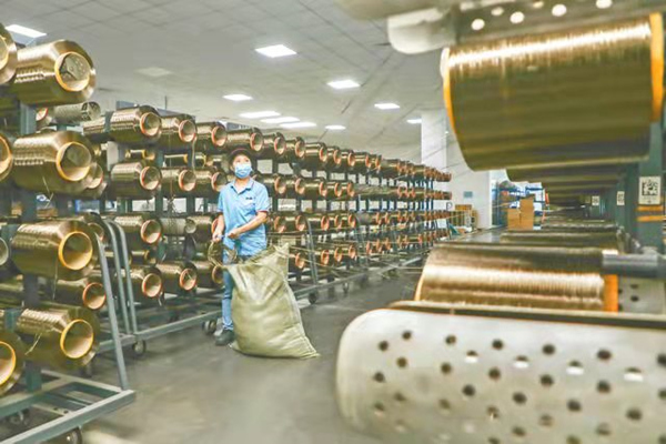 四川謙宜復(fù)合材料有限公司工人正在車間內(nèi)趕制訂單。廣安市委宣傳部供圖