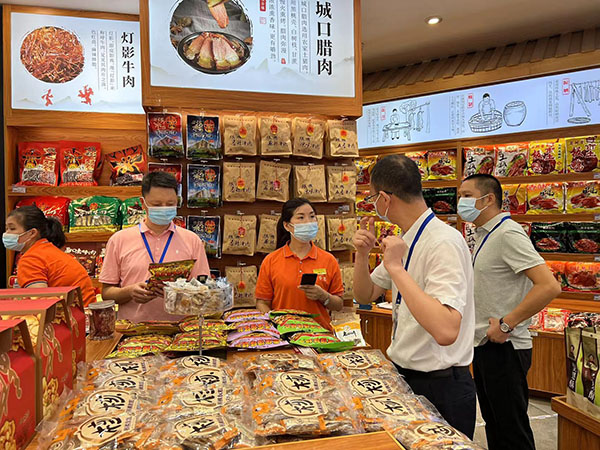 執(zhí)法專項行動現(xiàn)場。渝中區(qū)市場監(jiān)管局供圖