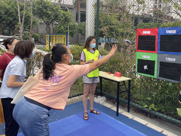 居民積極參與垃圾分類趣味游戲。魏瑜攝