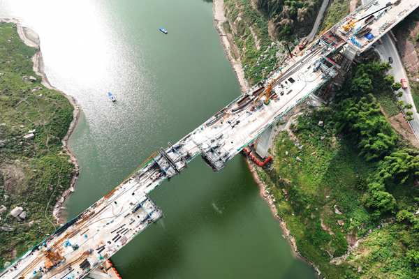 航拍大橋建設(shè)。趙軍攝