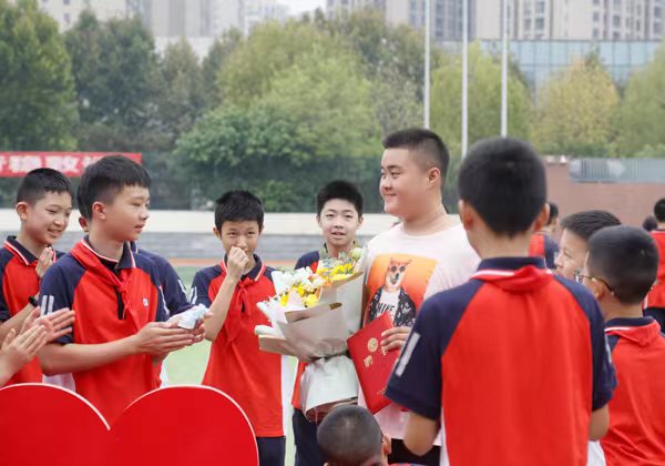 龍杰和學生交流。向詩佳攝