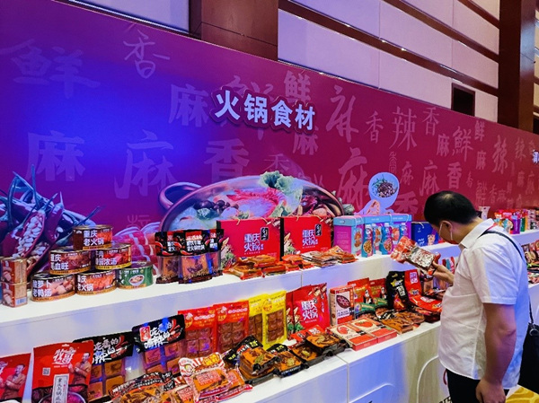 產(chǎn)品展示區(qū)。實(shí)習(xí)生越倚航攝