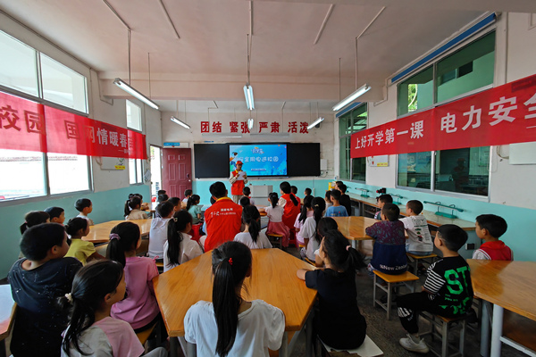 志愿者為學(xué)生普及電力安全知識。蔡肖霞攝