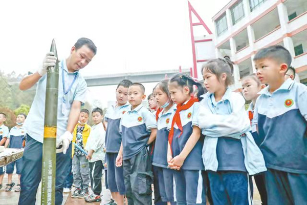 華鎣市氣象局講解人工增雨防雹火箭的作用。華鎣市融媒體中心供圖