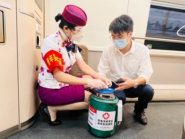 G8674次列車工作人員協(xié)助保管臍帶血造血干細胞。