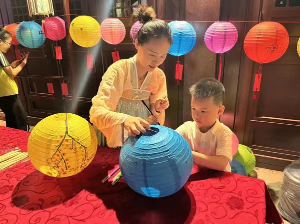 小朋友制作燈籠感受節(jié)日氛圍。蔣海濤攝
