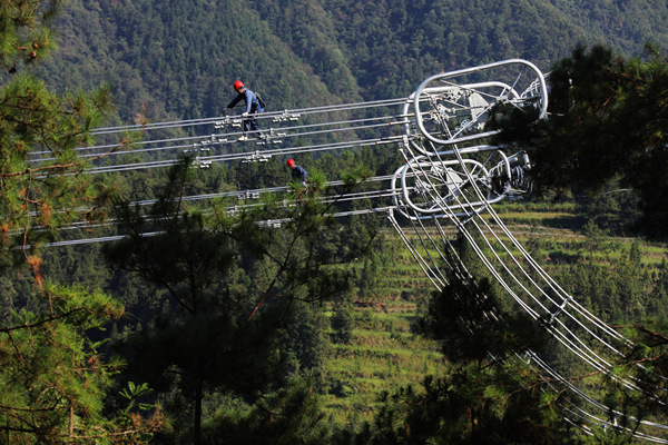 西電東送白浙線彭水段架線完成。廖唯攝