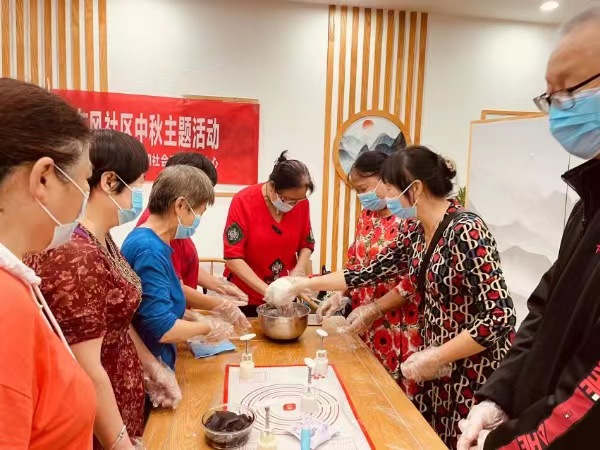 鐵山坪街道開展“我們的節(jié)日”?“愛滿空巢，情暖東風”中秋主題活動。鐵山坪街道供圖