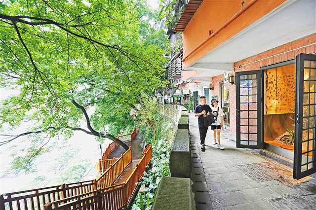 游客在渝中區(qū)戴家巷步道感受重慶“母城”獨(dú)特的街巷文化，領(lǐng)略都市慢生活。（攝于五月二十九日)　 記者 羅斌　攝\視覺重慶