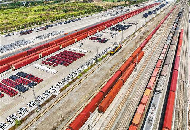 9月5日，果園港國(guó)家物流樞紐，渝懷鐵路魚(yú)嘴貨運(yùn)站北貨場(chǎng)，商品車(chē)在此分撥轉(zhuǎn)運(yùn)。魚(yú)嘴鐵路商品車(chē)貨運(yùn)比例占全市鐵路整體發(fā)運(yùn)量超過(guò)65%。