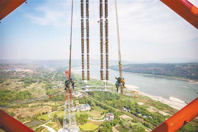9月13日，工人在白鶴灘-浙江±800千伏特高壓直流輸電線路工程（重慶段）江津長江大跨越施工現(xiàn)場作業(yè)。新華社記者 黃偉 攝