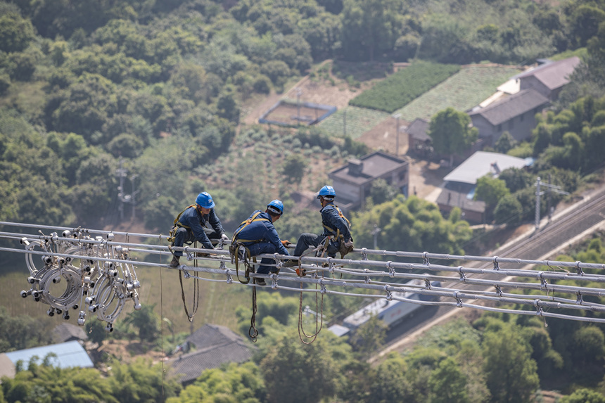 9月13日，在重慶市江津區(qū)白浙線長江大跨越施工現(xiàn)場，施工人員準備進行導線間隔棒安裝。黃偉攝