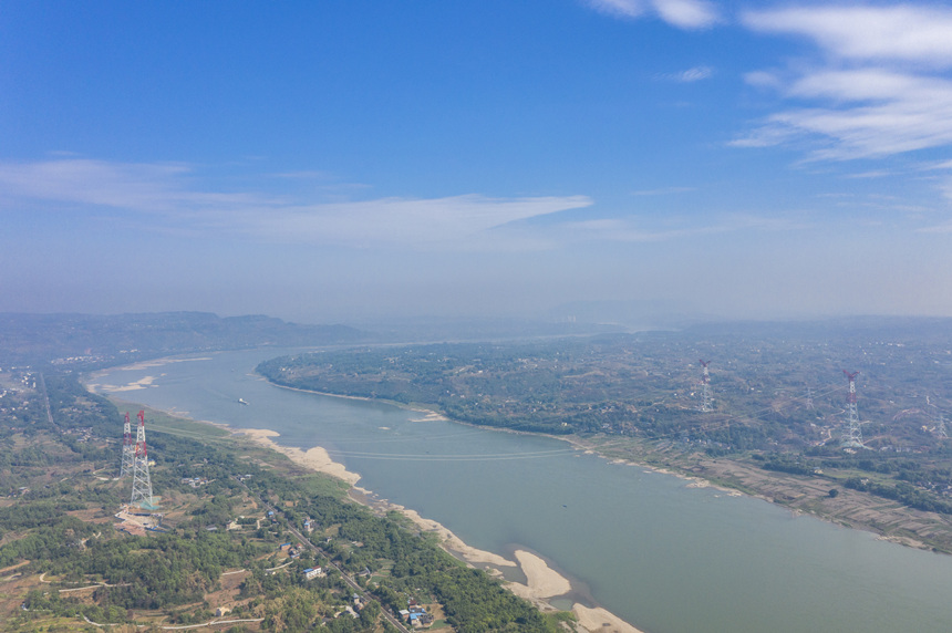 白浙線重慶段長江主跨檔距1635米，是目前西南地區(qū)跨越檔距第二長的輸電線路。黃偉攝