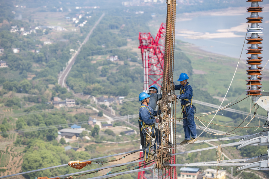 9月13日，在重慶市江津區(qū)白浙線長江大跨越施工現(xiàn)場，施工人員正在進行導(dǎo)線附件安裝。黃偉攝