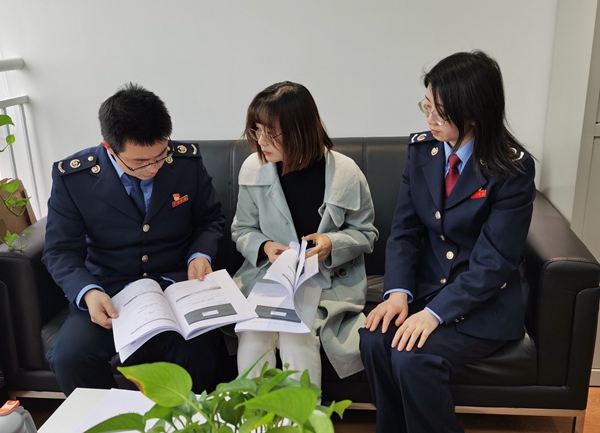 重慶市沙坪壩區(qū)稅務(wù)人員為重慶皓蓉置業(yè)發(fā)展有限公司財(cái)務(wù)人員宣傳非稅收入電子稅務(wù)局申報(bào)繳費(fèi)流程。甘雪芹攝