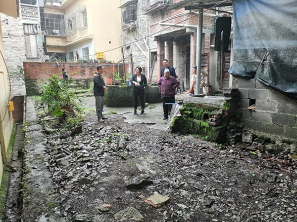 姜家鎮(zhèn)黨委書(shū)記刁維娜開(kāi)展馬路辦公。姜家鎮(zhèn)供圖