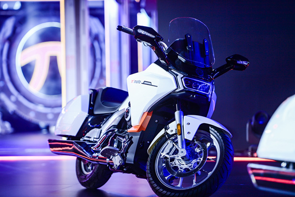 現(xiàn)場發(fā)布的新品機車。力帆科技供圖