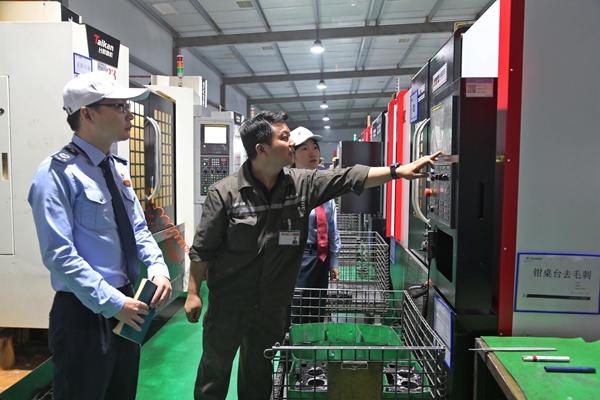 大渡口區(qū)稅務(wù)人員走訪重慶太倉科技有限公司，了解企業(yè)生產(chǎn)情況，宣傳組合式稅費(fèi)支持政策。陳語詩攝