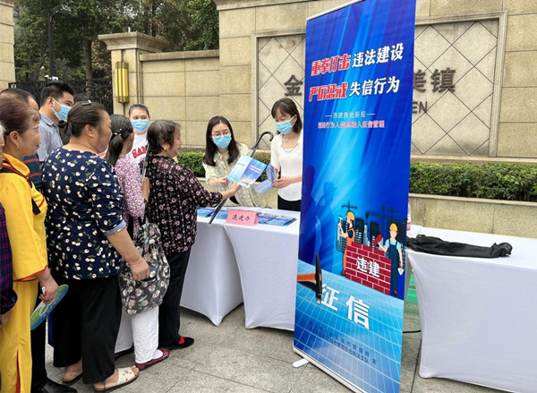 工作人員現(xiàn)場收集居民意見,解答居民疑問。人和街道供圖