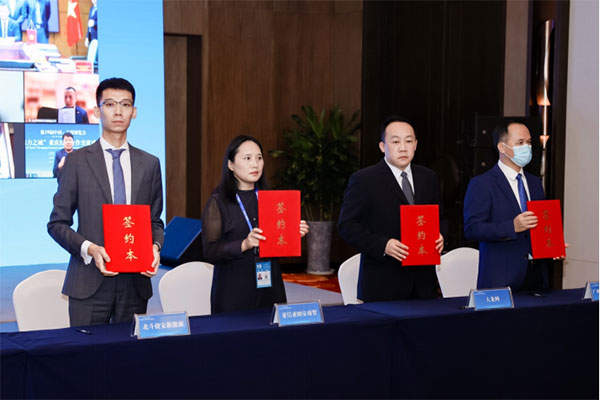 大龍網(wǎng)集團(tuán)董事長馮劍峰現(xiàn)場參與簽約。大龍網(wǎng)供圖