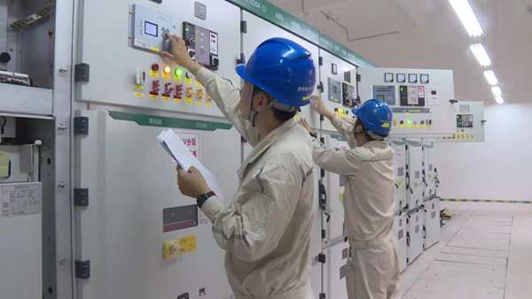 工作人員調(diào)試設(shè)備。忠縣縣委宣傳部供圖