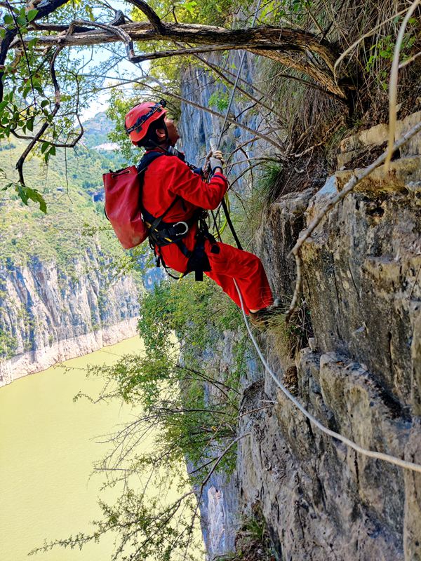 《高位危巖裂隙調查》。8月上旬，重慶地研院組織高空作業(yè)人員攀爬崖壁，調查瞿塘峽右岸危巖的裂隙，安裝地災防治監(jiān)測設備。王琦攝