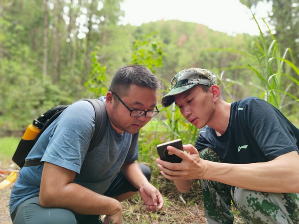 3《森林火災(zāi)后防范地質(zhì)災(zāi)害》。8月21日，萬州區(qū)燕山鄉(xiāng)突發(fā)森林火災(zāi)。26日，火場明火撲滅后，南江地質(zhì)隊(duì)駐守地質(zhì)隊(duì)員李華志赴火場隔離帶向當(dāng)?shù)孛癖私馇闆r并開展地質(zhì)災(zāi)害隱患排查。廖學(xué)海攝