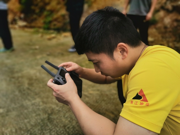 《一種專注》。2021年7月12日，奉節(jié)縣甲高鎮(zhèn)黃家灣滑坡突發(fā)險情，南江地質隊駐守地質隊員晏椋楨迅速趕赴現場操作無人機開展應急調查。劉黎攝