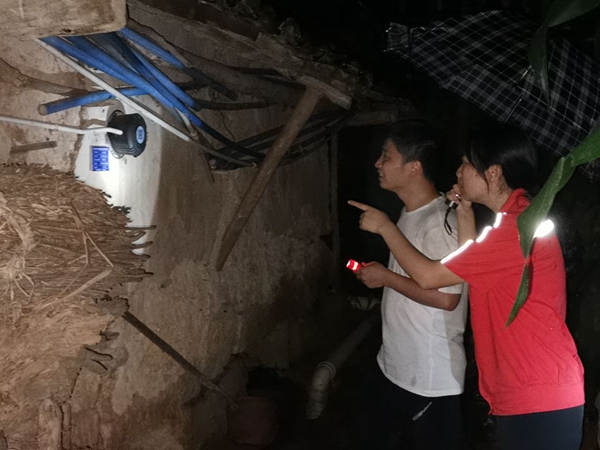 《放心不下》。2021年7月7日深夜23點(diǎn)，奉節(jié)縣甲高鎮(zhèn)煙山村中間瓦屋滑坡地質(zhì)災(zāi)害智能化監(jiān)測預(yù)警系統(tǒng)突然報(bào)警，南江地質(zhì)隊(duì)駐守地質(zhì)隊(duì)員劉黎、晏椋楨不放心，立即趕赴現(xiàn)場核實(shí)險(xiǎn)情。汪杰攝