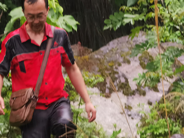 《暴雨來得猝不及防》。2021年6月17日，南江地質(zhì)隊(duì)駐守地質(zhì)隊(duì)員李清山在開州區(qū)敦好鎮(zhèn)云門村9組大山危巖排查時(shí)突遇暴雨；雖然大雨模糊了視線，地質(zhì)隊(duì)員們?nèi)郧靶性谂挪榈穆飞稀Ｌ其J攝