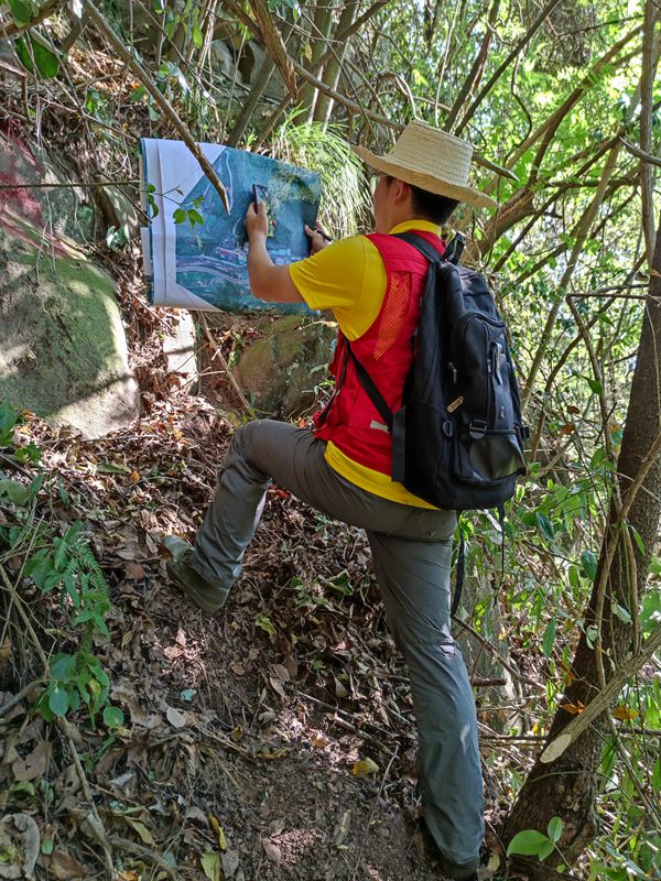 《獅子壩危巖調(diào)查照片》。8月20日，為應(yīng)對即將到來的強(qiáng)降雨，重慶地研院九所駐守地質(zhì)隊(duì)員李書林頂著酷暑、穿越荊棘對萬州區(qū)恒合土家族鄉(xiāng)高風(fēng)險群測群防點(diǎn)獅子壩危巖開展詳細(xì)調(diào)查工作，為合理劃定高風(fēng)險區(qū)范圍和雨前準(zhǔn)確撤離受威脅人員做前期地質(zhì)資料準(zhǔn)備。唐道勇攝