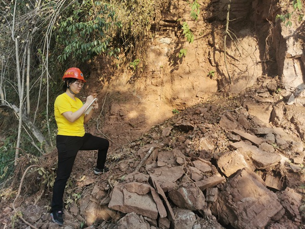 《加強(qiáng)巡查排查 》。8月25日,南江地質(zhì)隊(duì)駐守地質(zhì)隊(duì)員吳爽來到長(zhǎng)壽區(qū)菩提街道菩提山巡查排查。劉黎攝