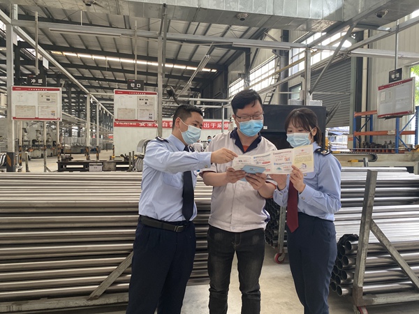 榮昌區(qū)稅務(wù)人員走訪重慶維創(chuàng)汽車配件有限公司生產(chǎn)車間，向企業(yè)宣傳緩稅政策。?文明燕攝