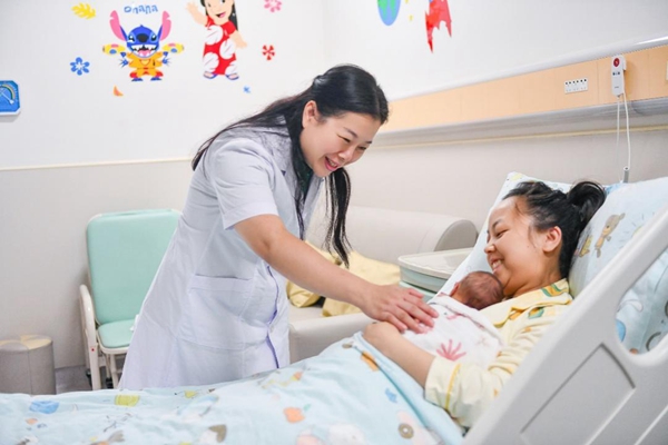 新生兒科副主任韋紅教授床旁查看和指導(dǎo)。鄒樂攝