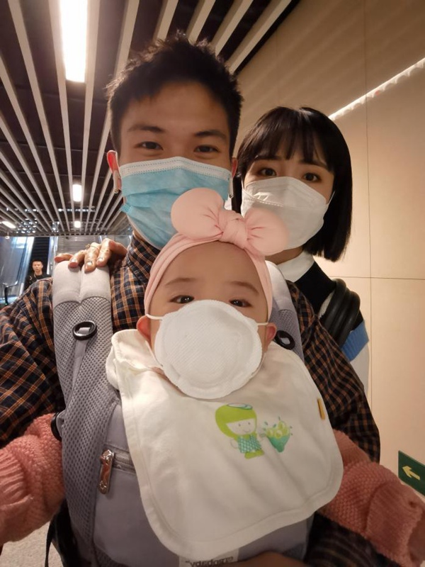 ?康復(fù)出院后的“可樂”一家重展笑顏。受訪者供圖