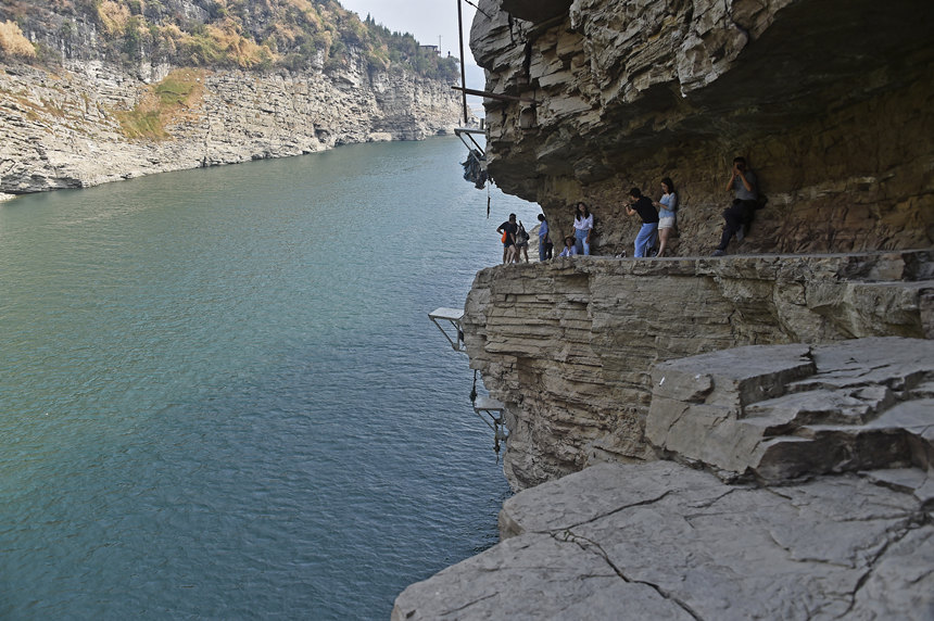 游客感受棧道險(xiǎn)峻。黃河攝