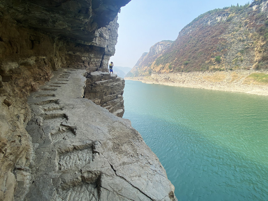 陡峭的烏江棧道。黃河攝
