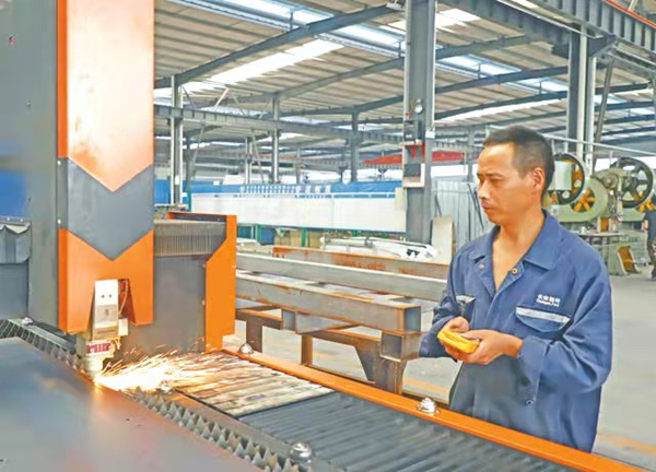 激光切割機切割汽車配件原材料。廣安市委宣傳部供圖