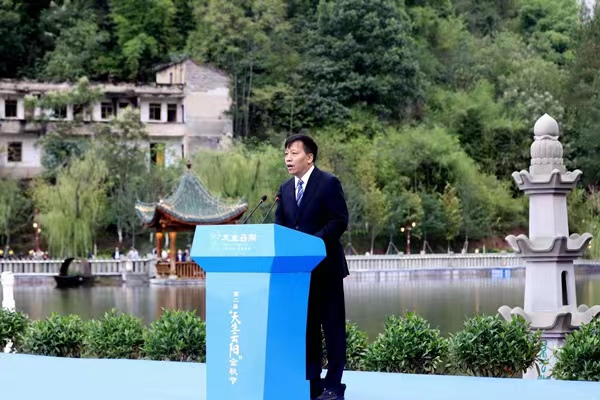 云陽(yáng)縣委常委、宣傳部部長(zhǎng)曾郴介紹第二屆“天生云陽(yáng)”金秋節(jié)相關(guān)情況。云陽(yáng)縣委宣傳部供圖 