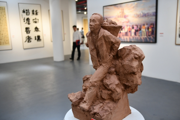 美術(shù)家協(xié)會(huì)副主席張俊德的雕塑作品《奔向致富路》。陳驊攝