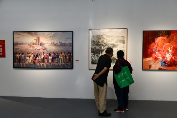 觀眾駐足欣賞展覽作品。陳驊攝