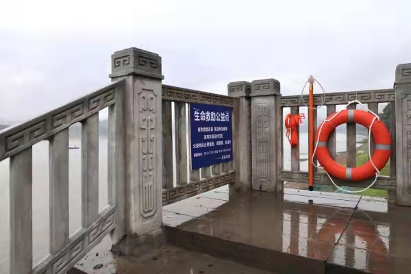 每個“生命救助公益點”都配備了救生圈、救生竿、救生繩“三個一”組合救援設(shè)備。蓮花街道供圖